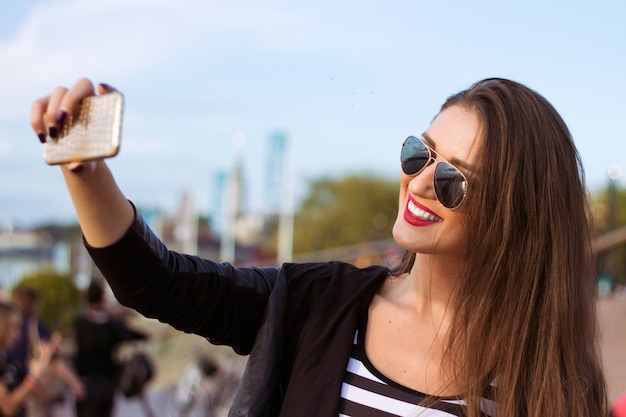 Foto grátis mulher urbana bonita imagem tomada de si mesma, selfie. imagem filtrada.
