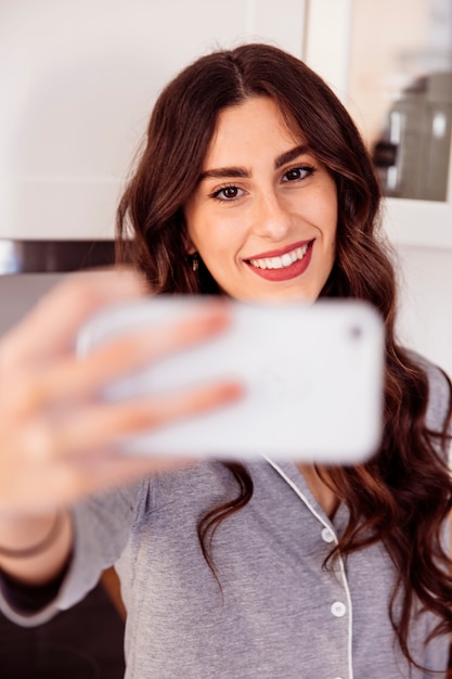 Foto grátis mulher alegre posando para selfie