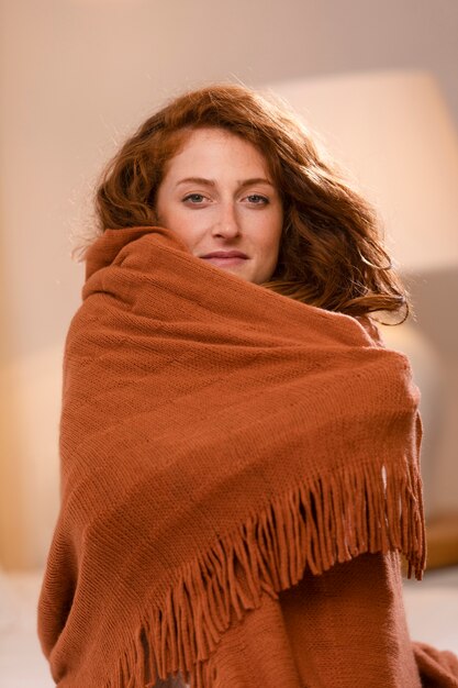Mulher de tiro médio coberta com cobertor