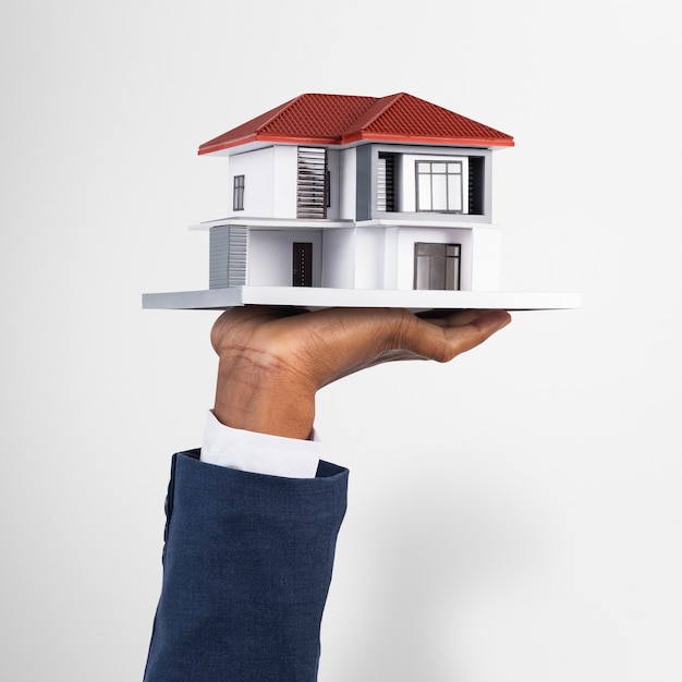 Foto grátis mão segurando o modelo de imóveis e propriedades da casa