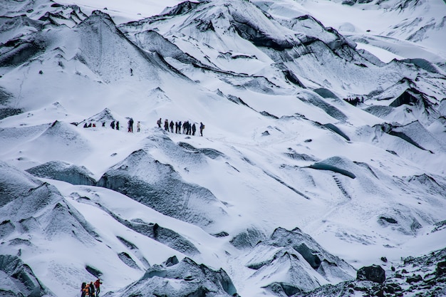 Foto grátis montanhas brancas e nevadas com os viajantes de caminhadas