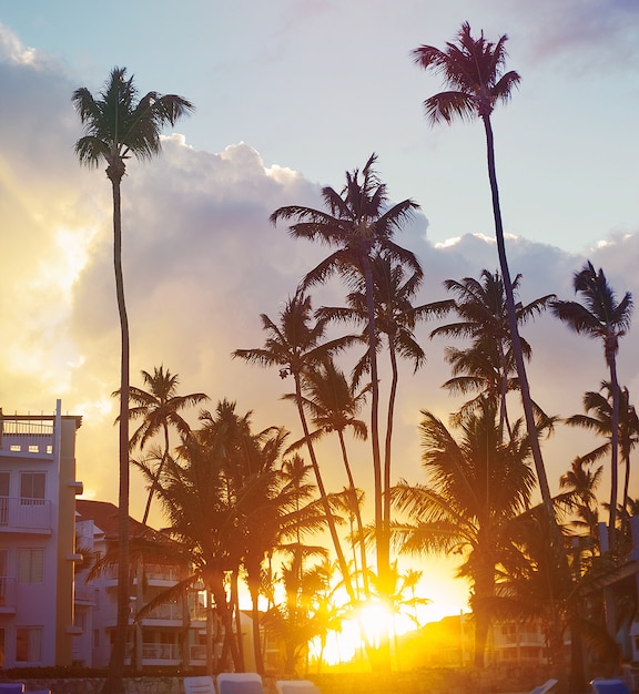 Belo pôr do sol em um resort de praia nos trópicos