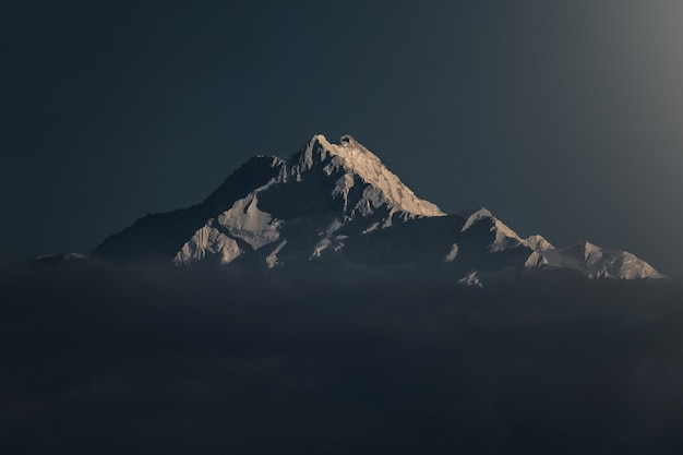 Foto grátis bela foto de uma montanha de neve ao pôr do sol