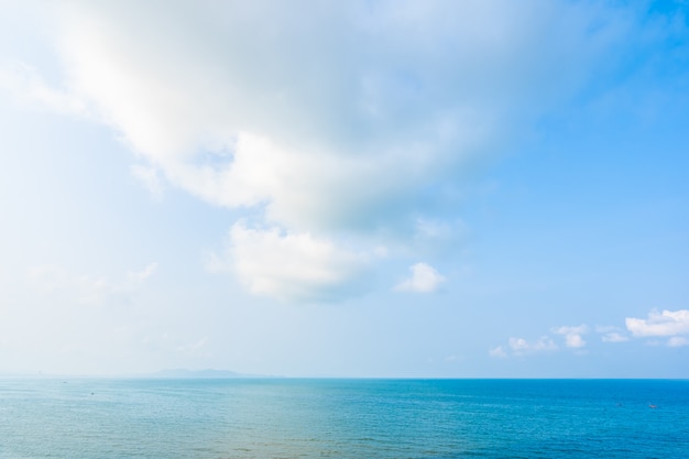 Foto grátis bela paisagem do mar oceano com nuvem branca e azul céu