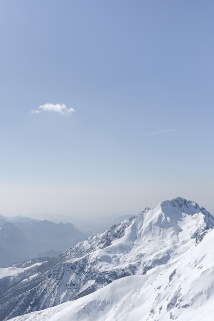 Foto grátis belas paisagens de montanhas e montanhas nevadas brancas claras