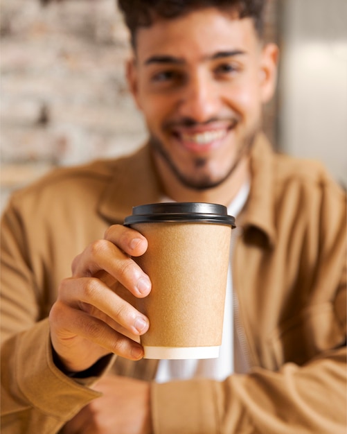 Foto grátis close-up embaçado homem segurando a xícara