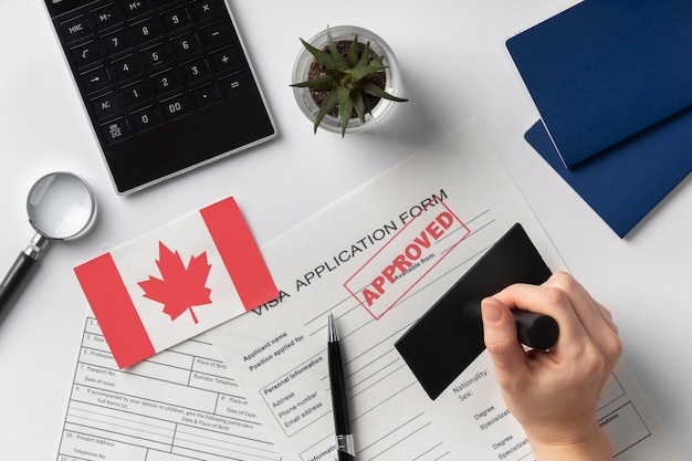 Foto grátis composição do pedido de visto com bandeira canadense