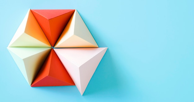 Forma de papel origami triângulo com cópia-espaço