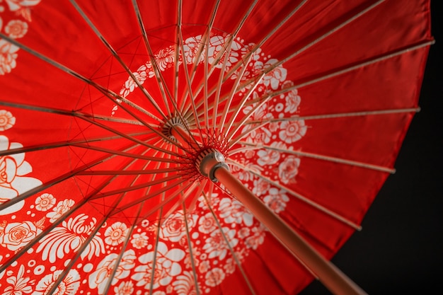 Foto grátis guarda-chuva floral vermelho wagasa em estúdio