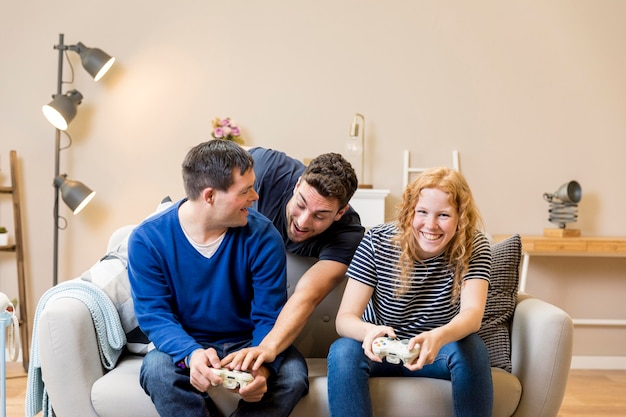 Foto grátis grupo de amigos jogando videogame em casa