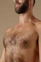 Foto grátis homem de vista lateral com cabelo no peito posando