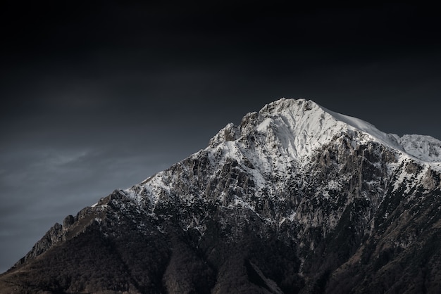 Foto grátis incrível fotografia em preto e branco de belas montanhas e colinas com céu escuro