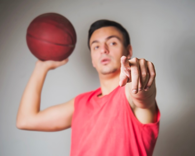 Foto grátis jogador de basquete apontando para a frente