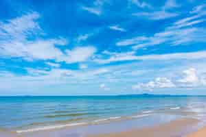 Foto grátis linda praia com mar e oceano no céu azul