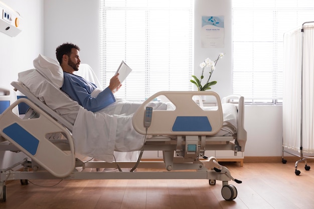 Foto grátis paciente do sexo masculino na cama no hospital