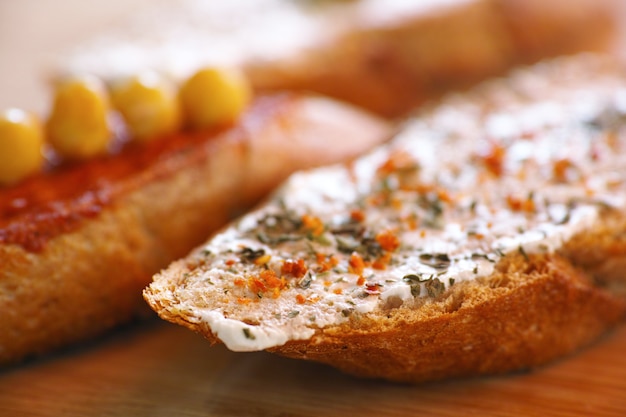 Foto grátis pão com queijo tempero e especiarias