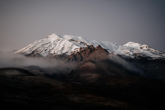 Foto grátis pico de montanha nevado em um dia nublado