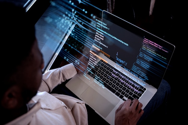 Foto grátis plano de fundo de programação com pessoa trabalhando com códigos no computador