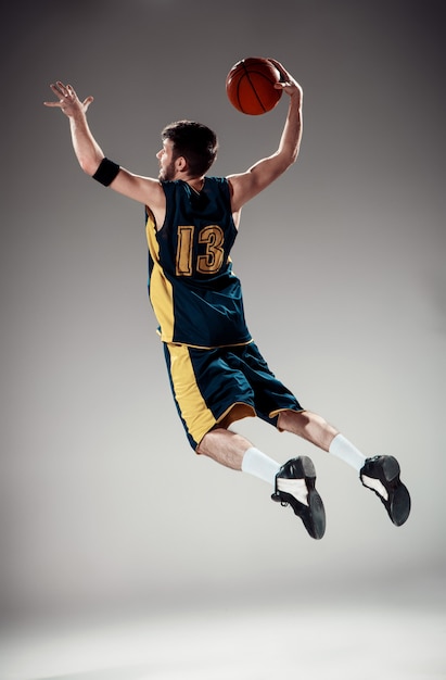 Foto grátis retrato de corpo inteiro de um jogador de basquete com bola