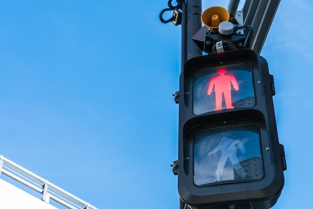 Foto grátis sinal com sinal vermelho para os caminhantes para parar.
