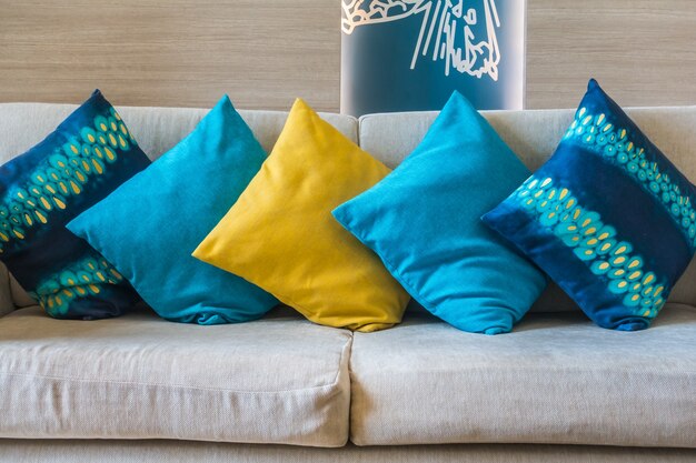 Foto grátis sofá com almofadas coloridas perto