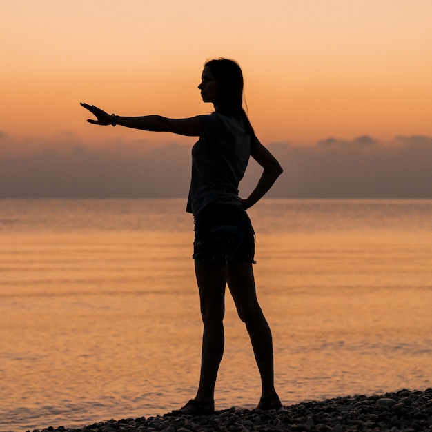 Foto grátis turista ao nascer do sol fazendo exercícios