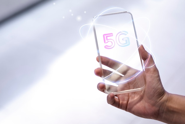 Tecnologia de fundo de rede global 5G com mídia remixada de smartphone transparente futurista