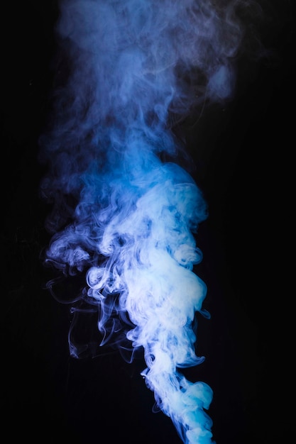 Foto grátis vapores de fumaça roxa no centro do pano de fundo preto