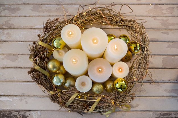 Foto grátis velas brancas iluminadas com decoração do natal visto de cima