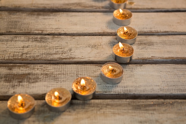 Foto grátis velas douradas iluminada em um círculo