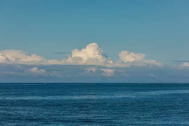Foto grátis visão perfeita do céu e da água do oceano