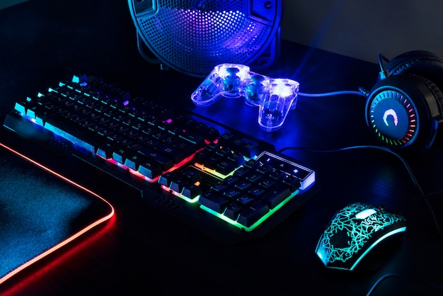 Foto grátis vista da configuração e do controlador de teclado para jogos de néon iluminado