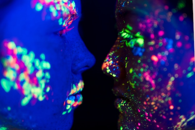 Foto grátis vista do close-up de maquiagem fluorescente no rosto das pessoas