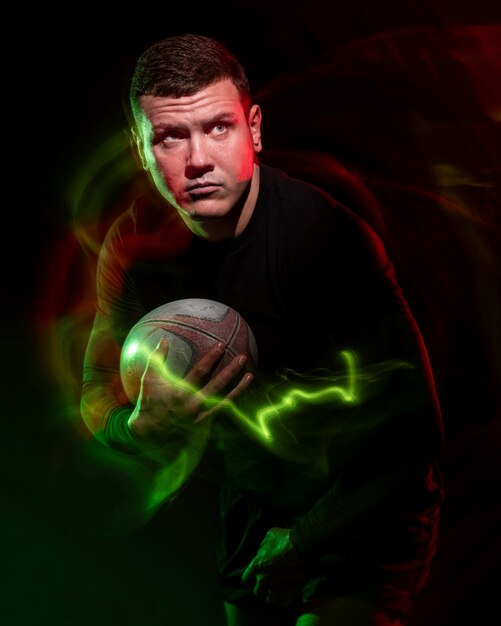 Vista frontal de um jogador de rugby segurando uma bola com efeito de cor