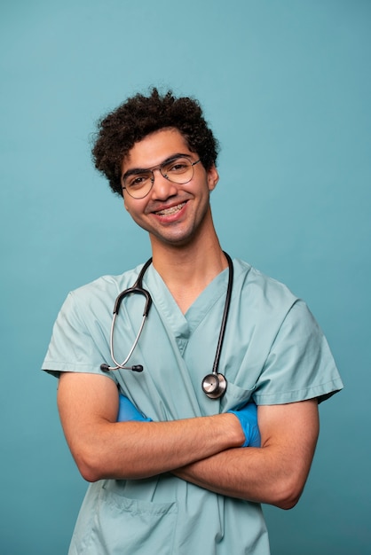 Foto grátis vista frontal sorridente jovem médico
