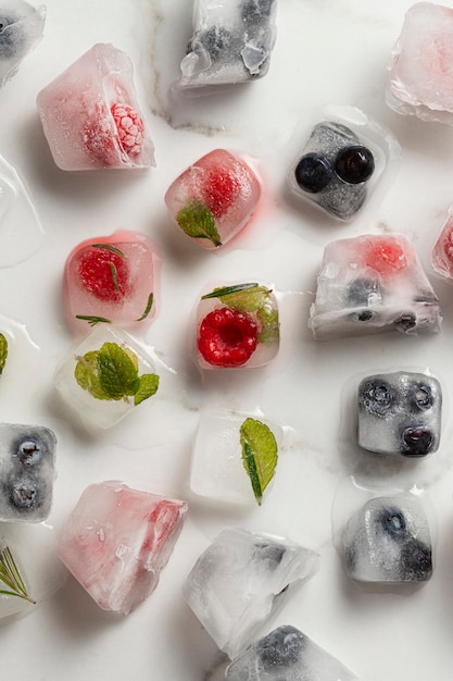 Foto grátis vista superior cubos de gelo com frutas