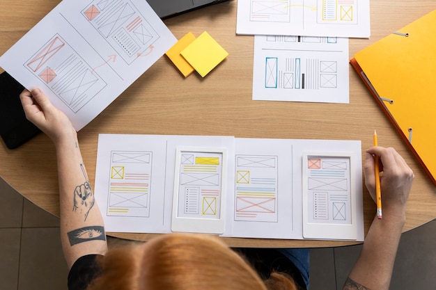Foto grátis web designer feminina tomando notas no escritório