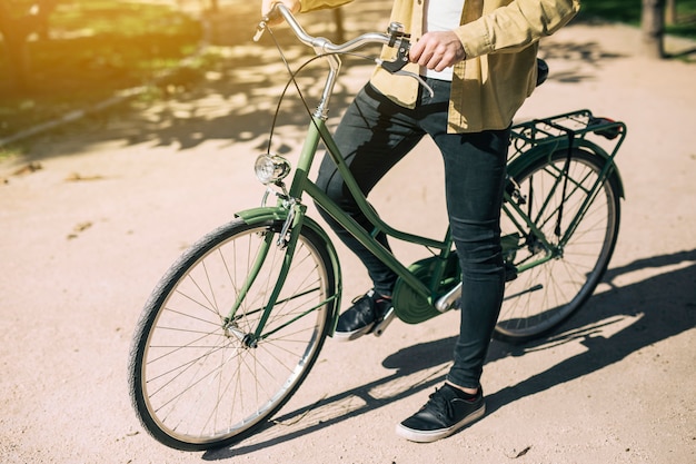 Kostenloses Foto mann, der ein städtisches fahrrad fährt
