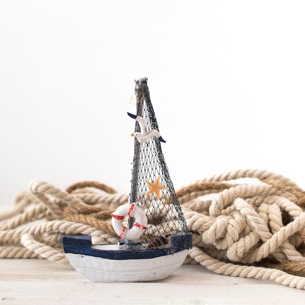 Kostenloses Foto marinezusammensetzung mit kleinem segelneber