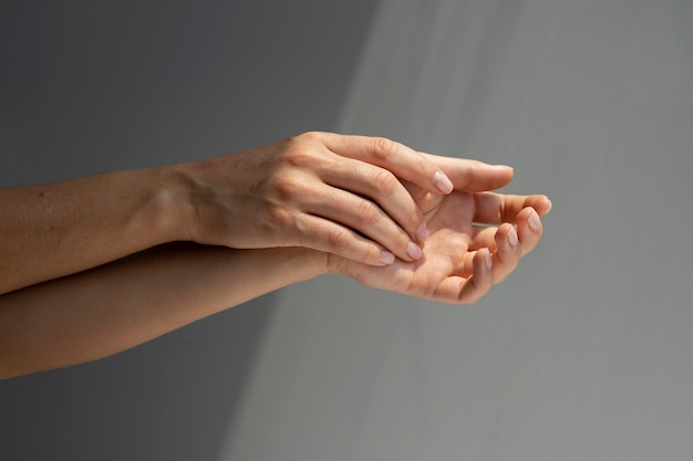 Menschliche Hände vor klarem Hintergrund