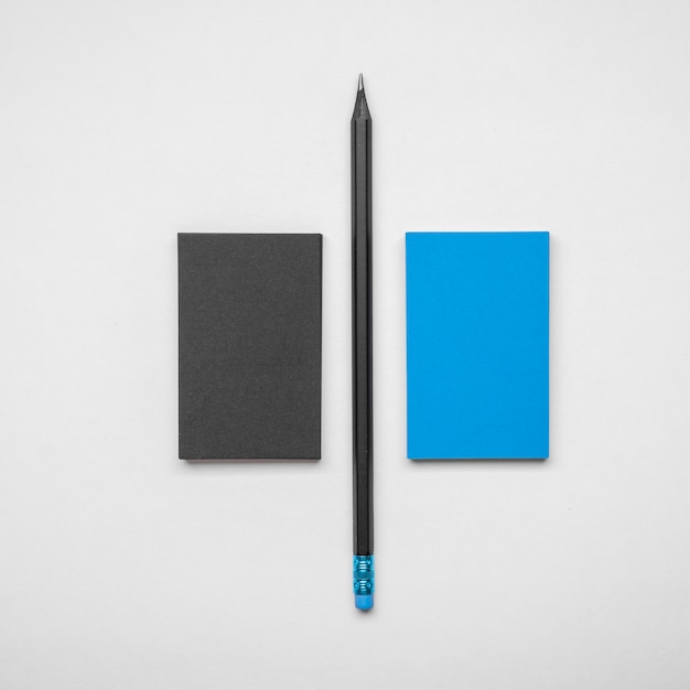 Kostenloses Foto minimalistische schwarze und blaue visitenkarten und stift