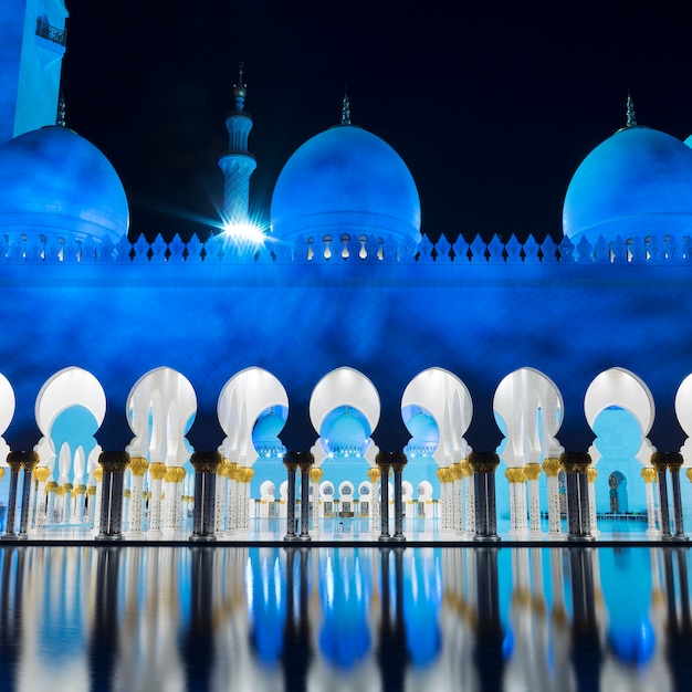 Kostenloses Foto blick auf die berühmte moschee abu dhabi in der nacht, vae.