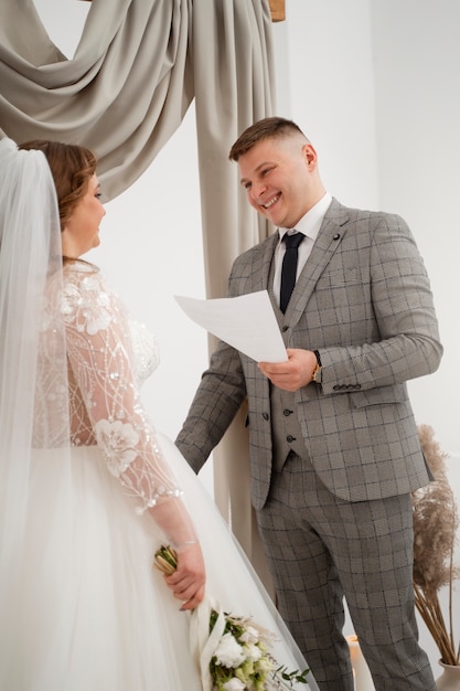 Kostenloses Foto braut und bräutigam geben sich bei der trauung das ja-wort