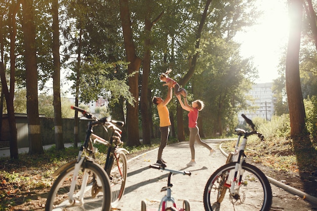 Kostenloses Foto familie mit dem fahrrad in einem sommerpark