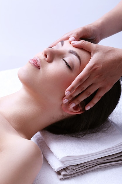 Kostenloses Foto frau, die massage auf einem spa-zentrum empfängt