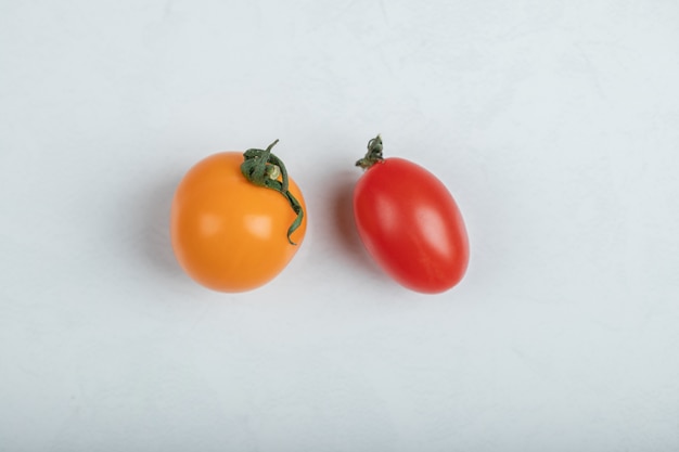 Kostenloses Foto frische rote und gelbe bio-tomaten. hochwertiges foto