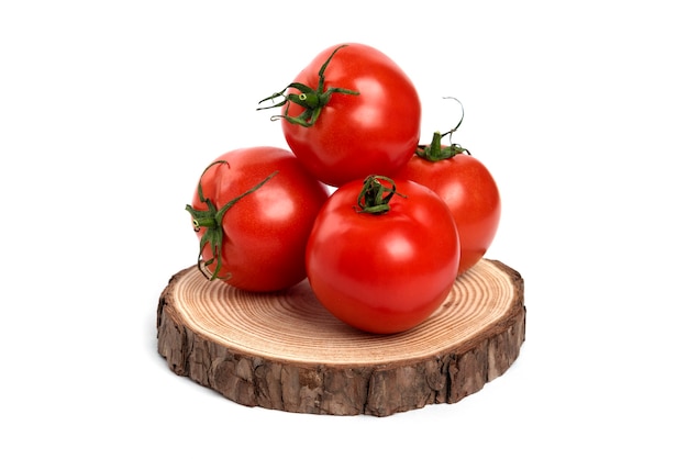 Kostenloses Foto große rote frische tomaten auf einem holzbrett.