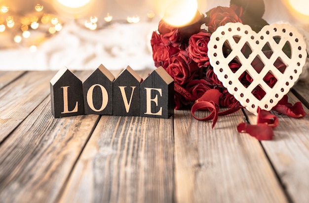 Kostenloses Foto hintergrund für valentine39s day mit einem strauß rosen und dekorativen details