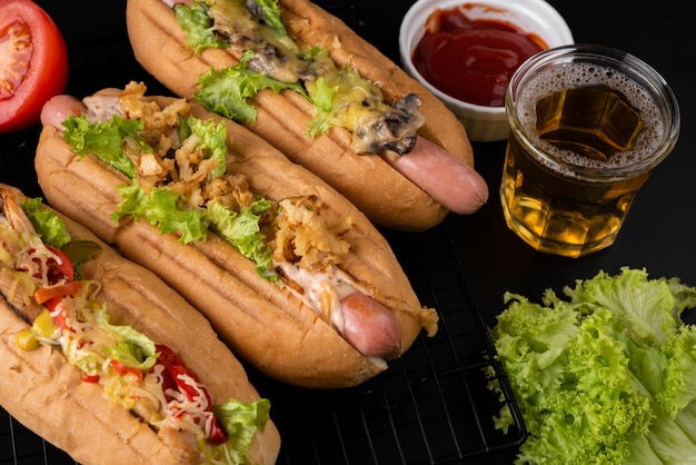 Kostenloses Foto hoher winkel von hot dogs mit salat und getränk