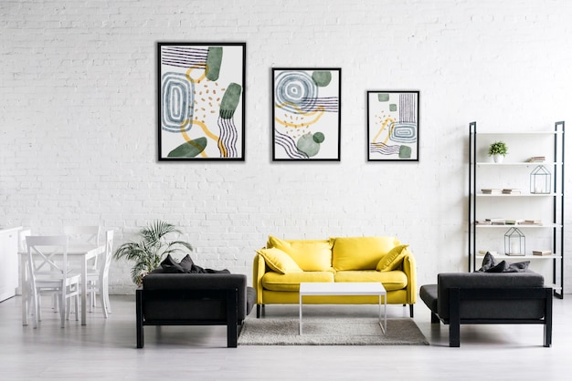 Innenarchitektur mit Fotorahmen und gelber Couch